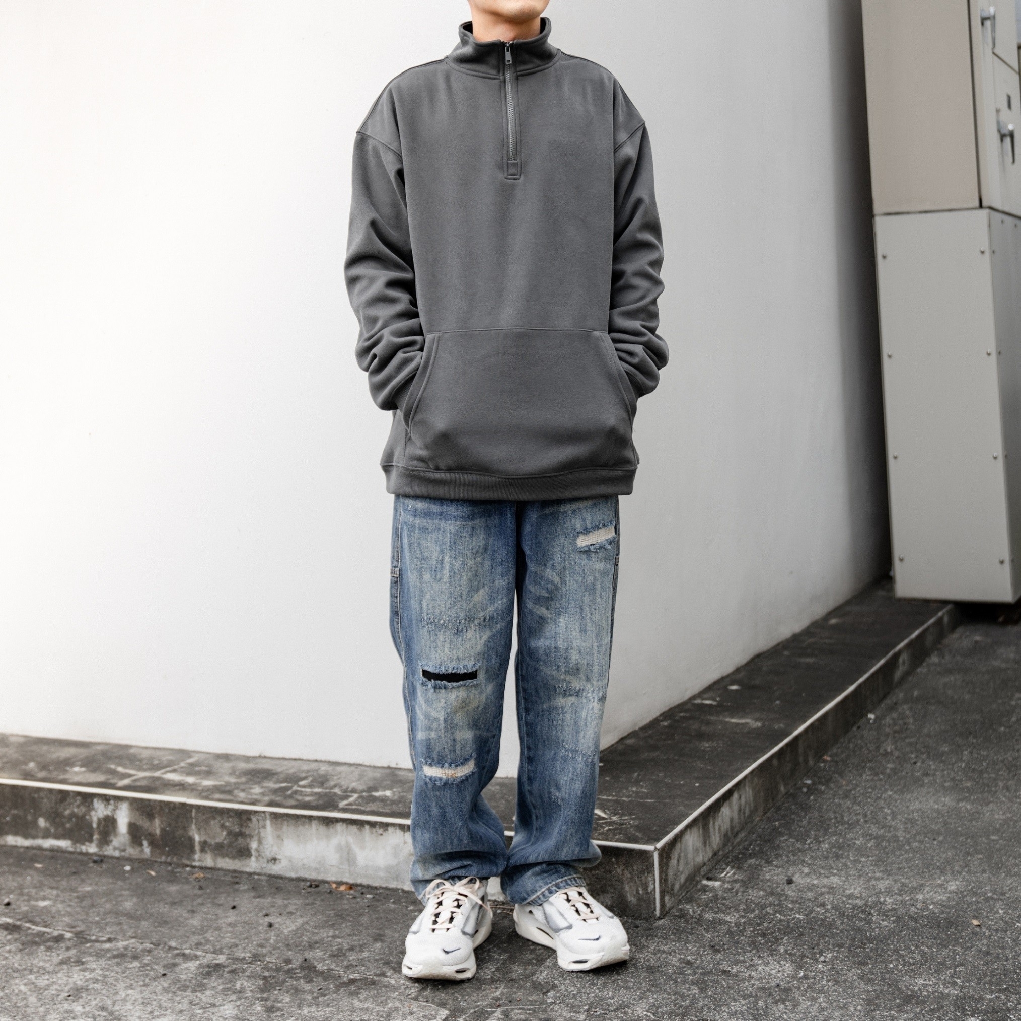 SBG 抓破補釘寬鬆微錐牛仔褲 805