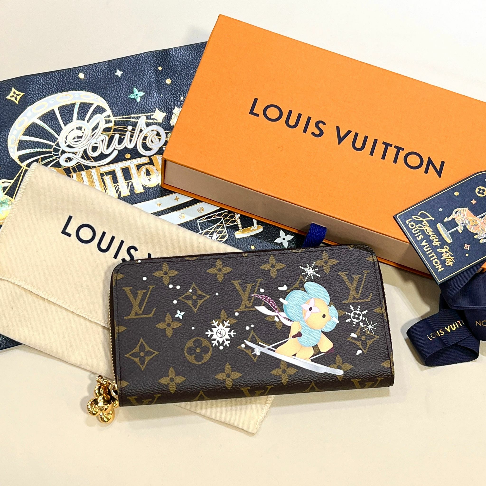 限定版~全新LV拉鏈長銀包, M12223, 啡色MONOGRAM, AZUR FROST粉藍色內籠, SNOW SHOW系列, #BRAND NEW #香榭站正品