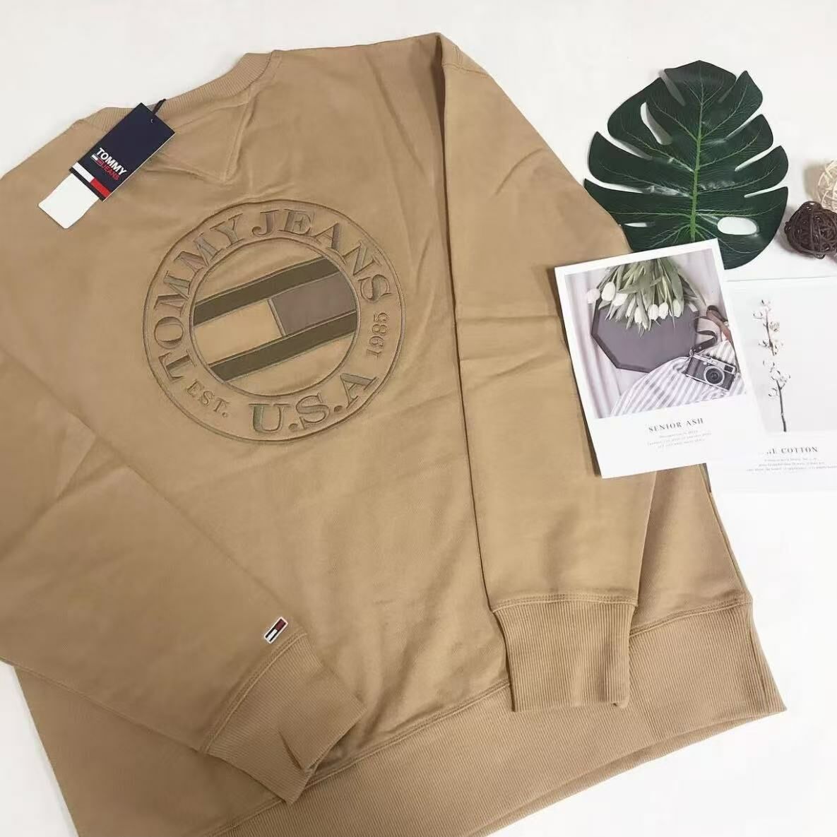 TOMMY JEANS TONAL CIRCULAR LOGO SWEATSHIRT