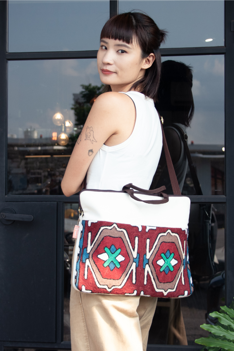 羊毛手工刺繡電腦包－ 大括號