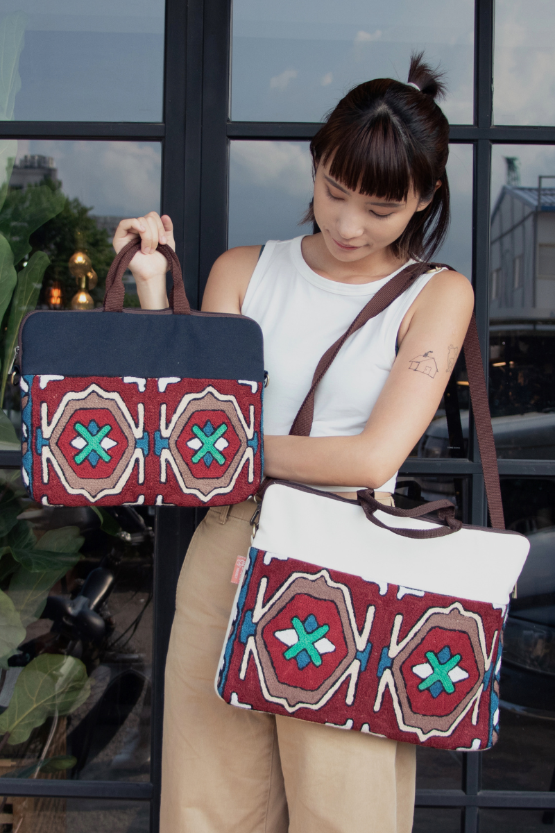 羊毛手工刺繡電腦包－ 大括號