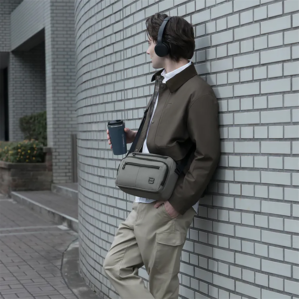 beside u RECITAL 斜跨包 多格層斜背包 防潑水防盜錄 男包 BAP2321