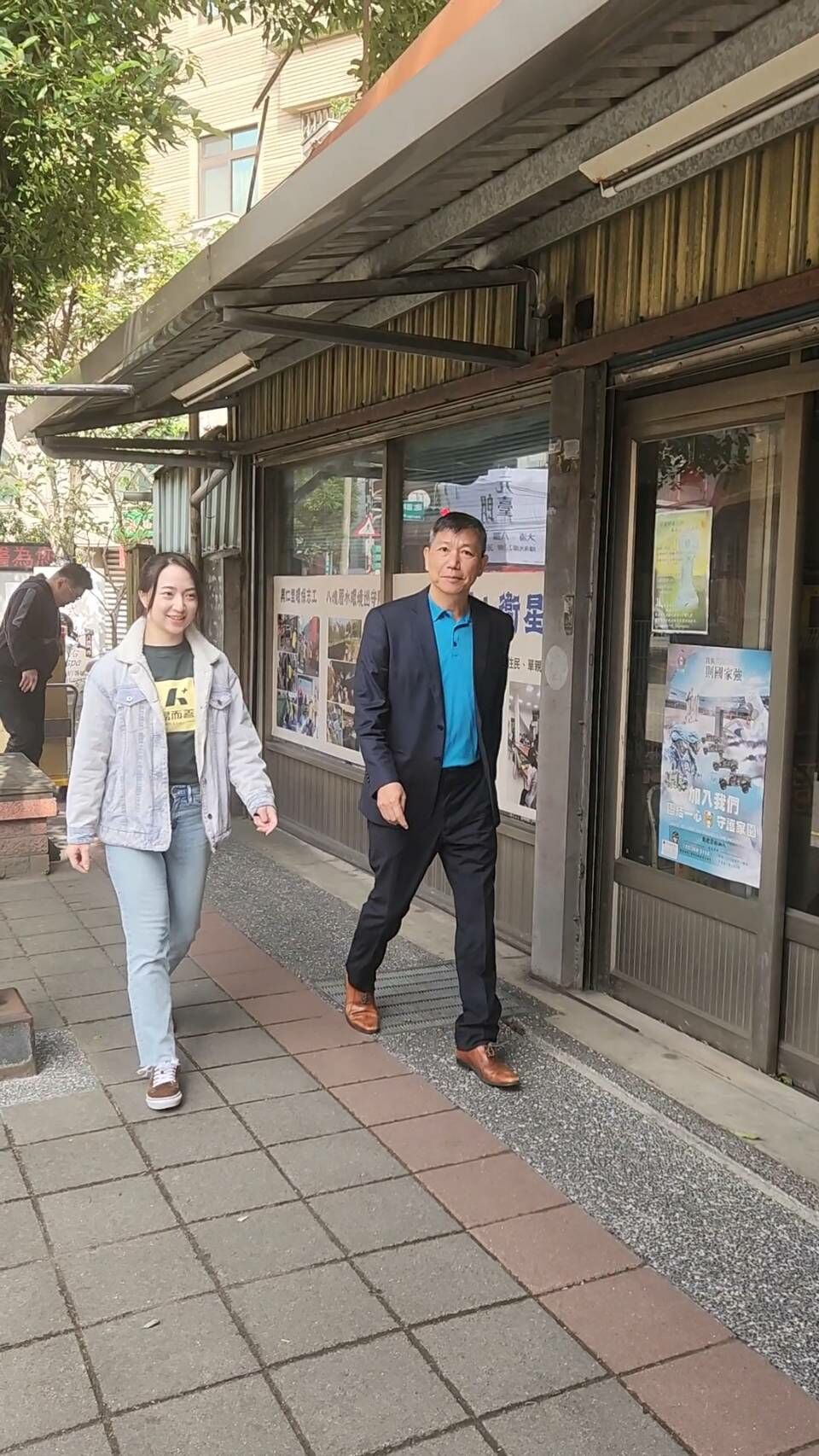 當天陳執行長和總經理、協會的葉理事長及楊理事及各里長等人，親自走訪至每戶弱勢家庭裡