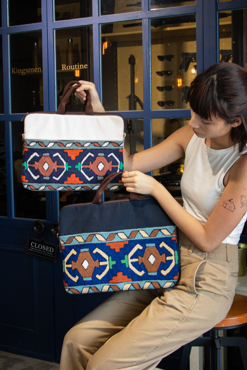 羊毛手工刺繡電腦包－ catch your eyes