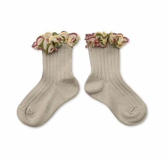 COLLEGIEN 花卉刺繡荷葉邊低筒襪 Anémone-Gris Perle珍珠灰