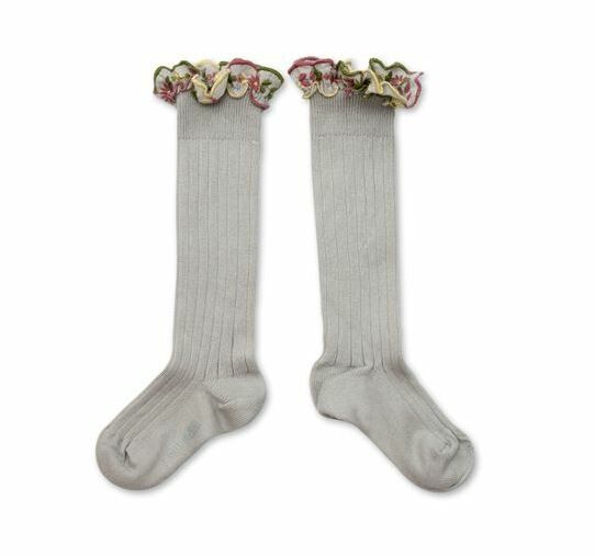 (預購) COLLEGIEN 花卉刺繡荷葉邊高筒襪 Eglantine - 105 Gris Perle 珍珠灰