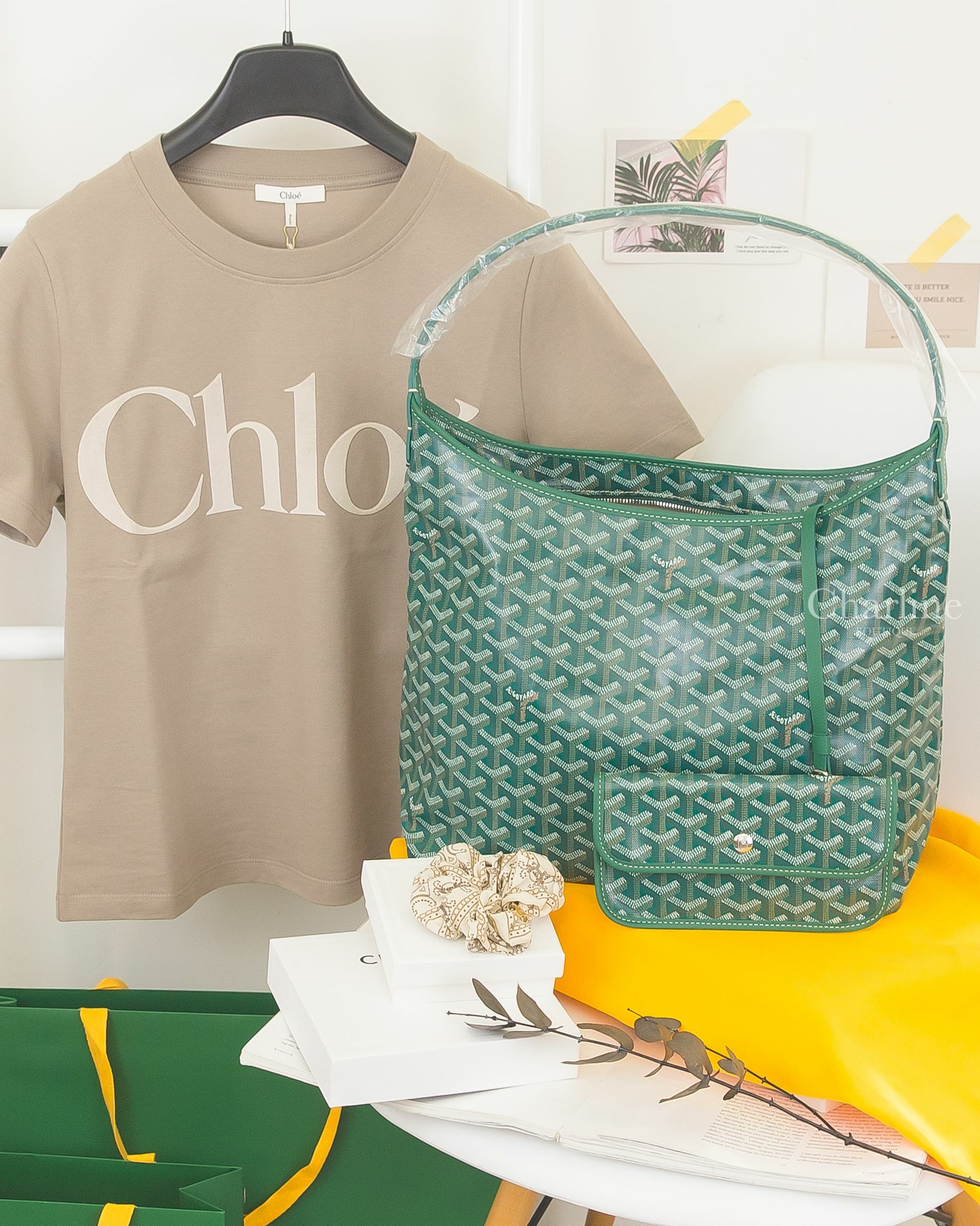 Goyard Bohème Hobo Bag 綠色帆布小牛皮同色提把手提肩背包,Celine Celine Scrunchy Blason 白杏底咖啡色/卡其色圖騰金色凱旋門棉質髮束-Charline Boutique 精品代購