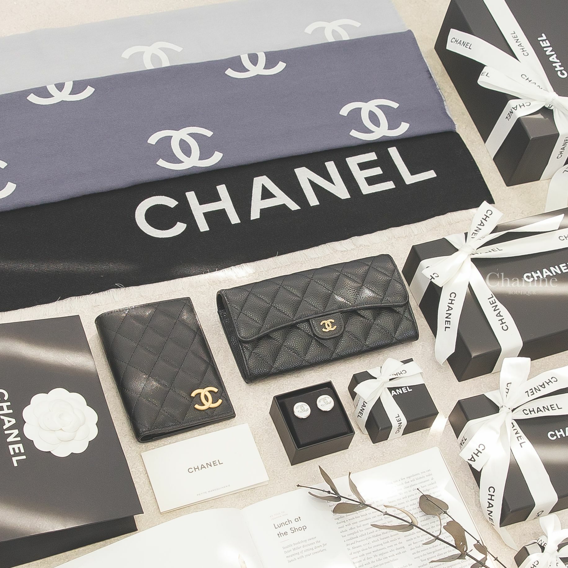 Chanel 白底銀色水鑽CC圓型耳環,黑色拉絲立體金CC荔枝菱格紋裡護照夾,黑色金CC酒紅內裡荔枝菱格紋前釦式長夾,深藍色/淺藍色/藍灰色/黑色漸層滿版CC白色字母喀什米爾混棉真絲流蘇圍巾-Charline Boutique 精品代購
