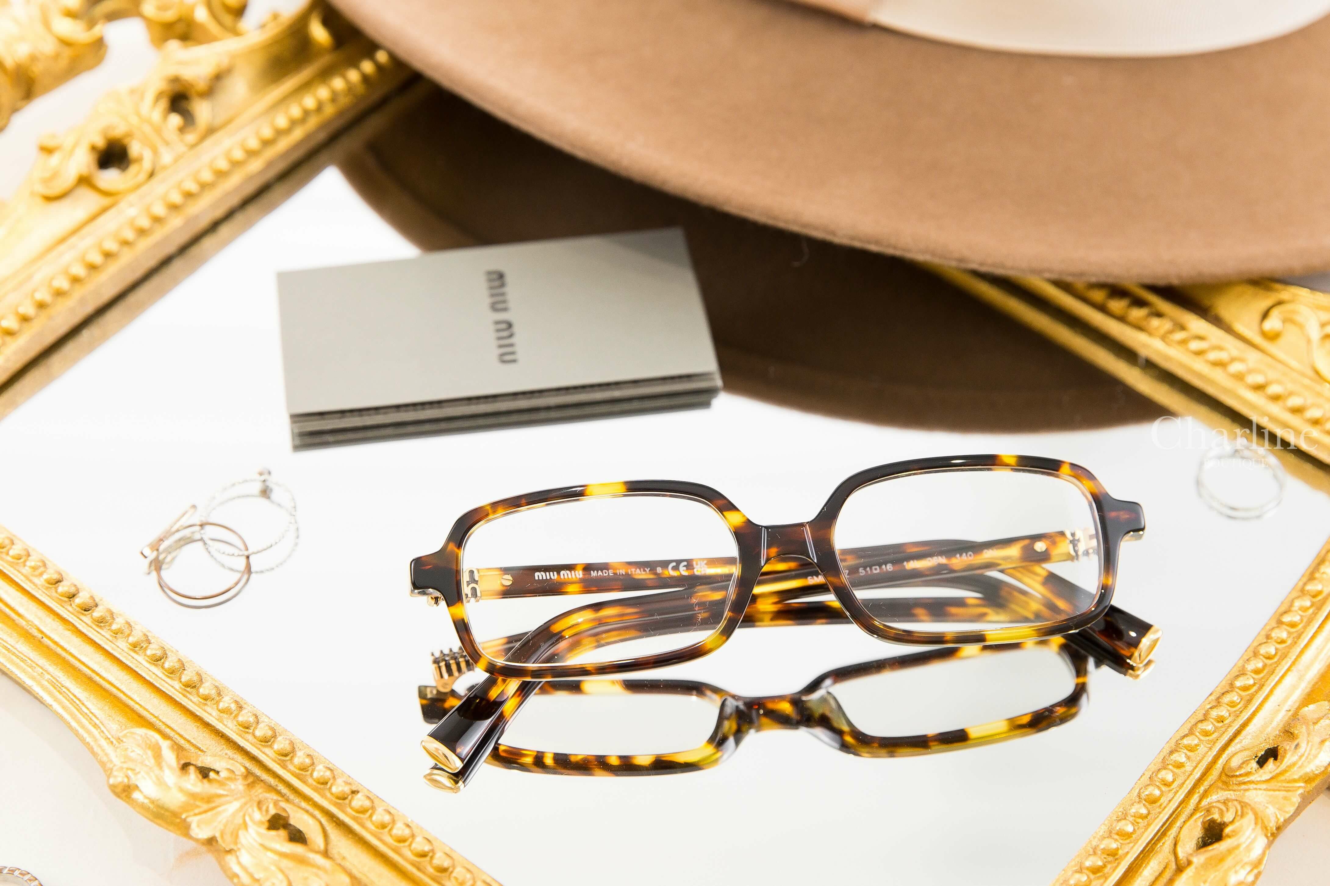 Miu Miu Miu Regard Sunglasses 琥珀色方框側邊金色字母平光眼鏡-Charline Boutique 精品代購