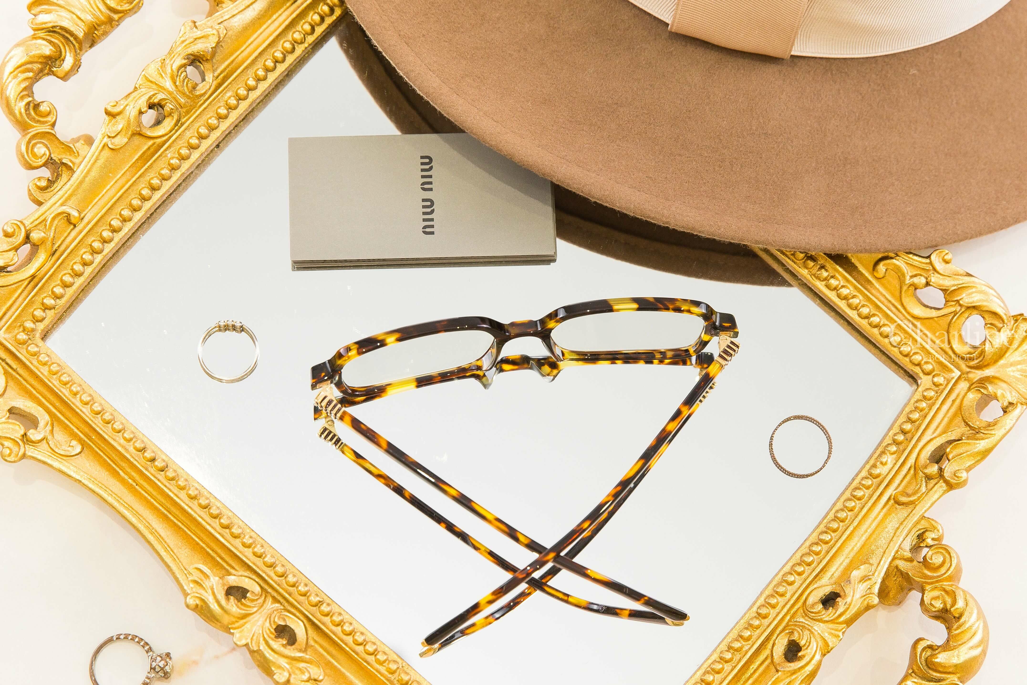 Miu Miu Miu Regard Sunglasses 琥珀色方框側邊金色字母平光眼鏡-Charline Boutique 精品代購