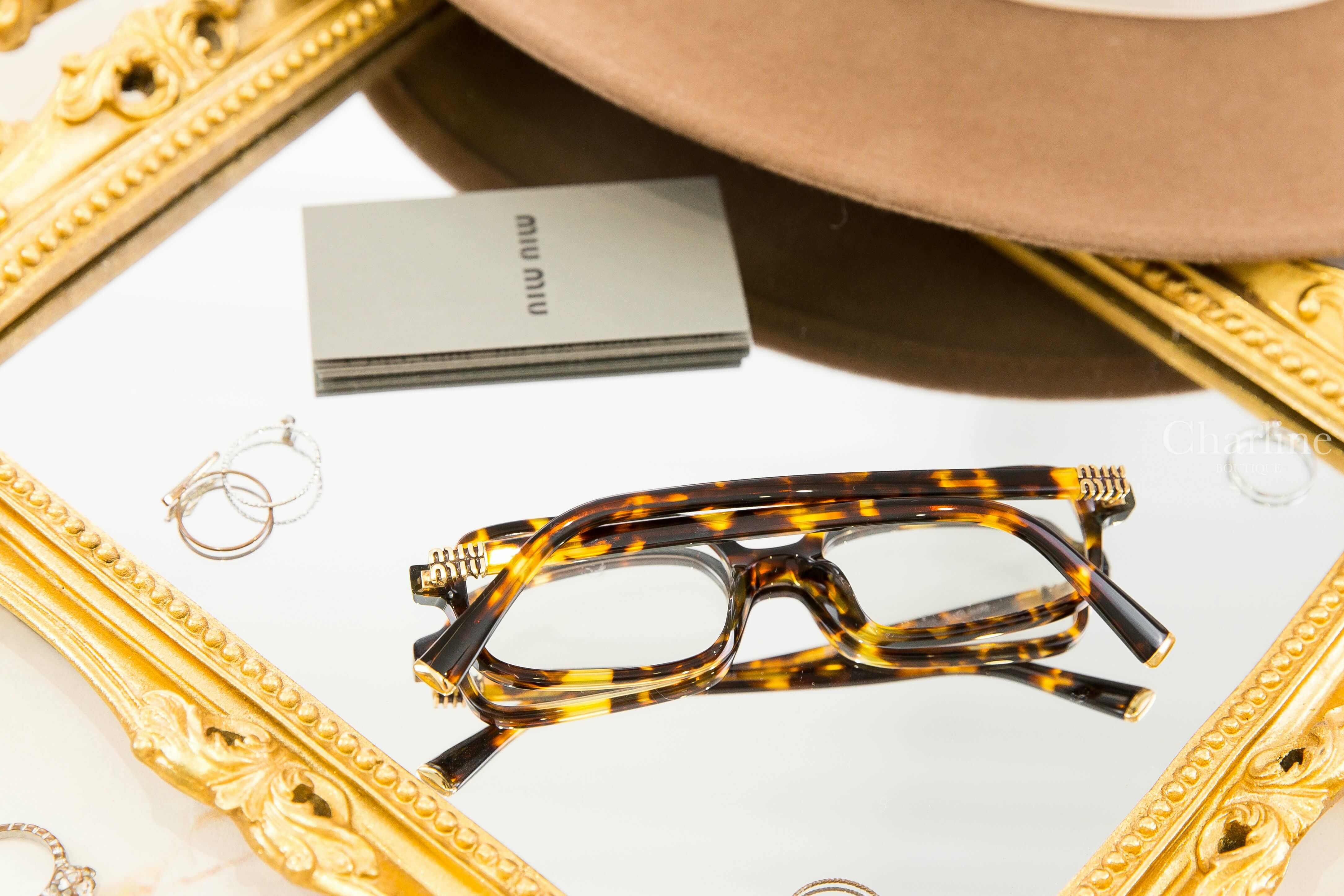 Miu Miu Miu Regard Sunglasses 琥珀色方框側邊金色字母平光眼鏡-Charline Boutique 精品代購