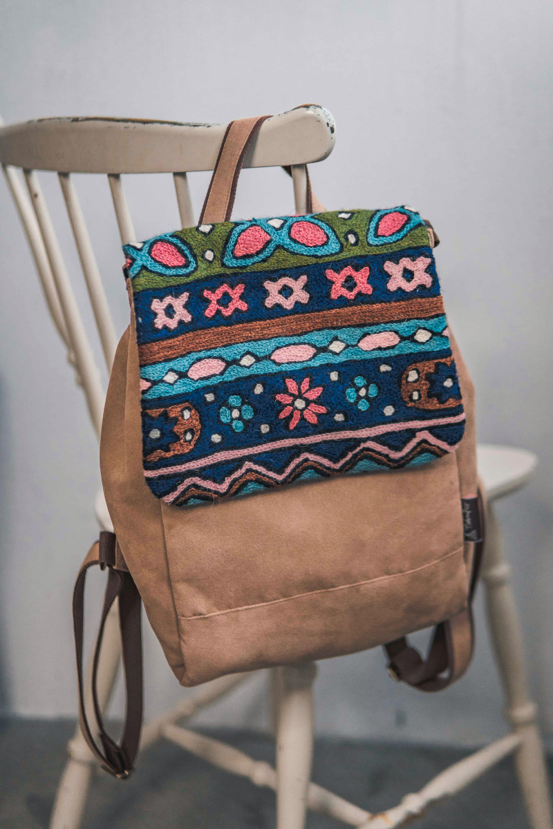 羊毛手工刺繡圖騰 麂皮後背包 – 海底花園