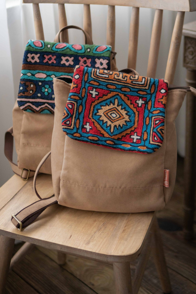 羊毛手工刺繡圖騰 麂皮後背包 – 陽光普照