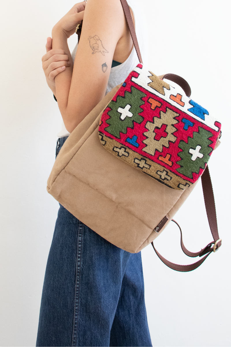 羊毛手工刺繡圖騰 麂皮後背包 – 森林探險