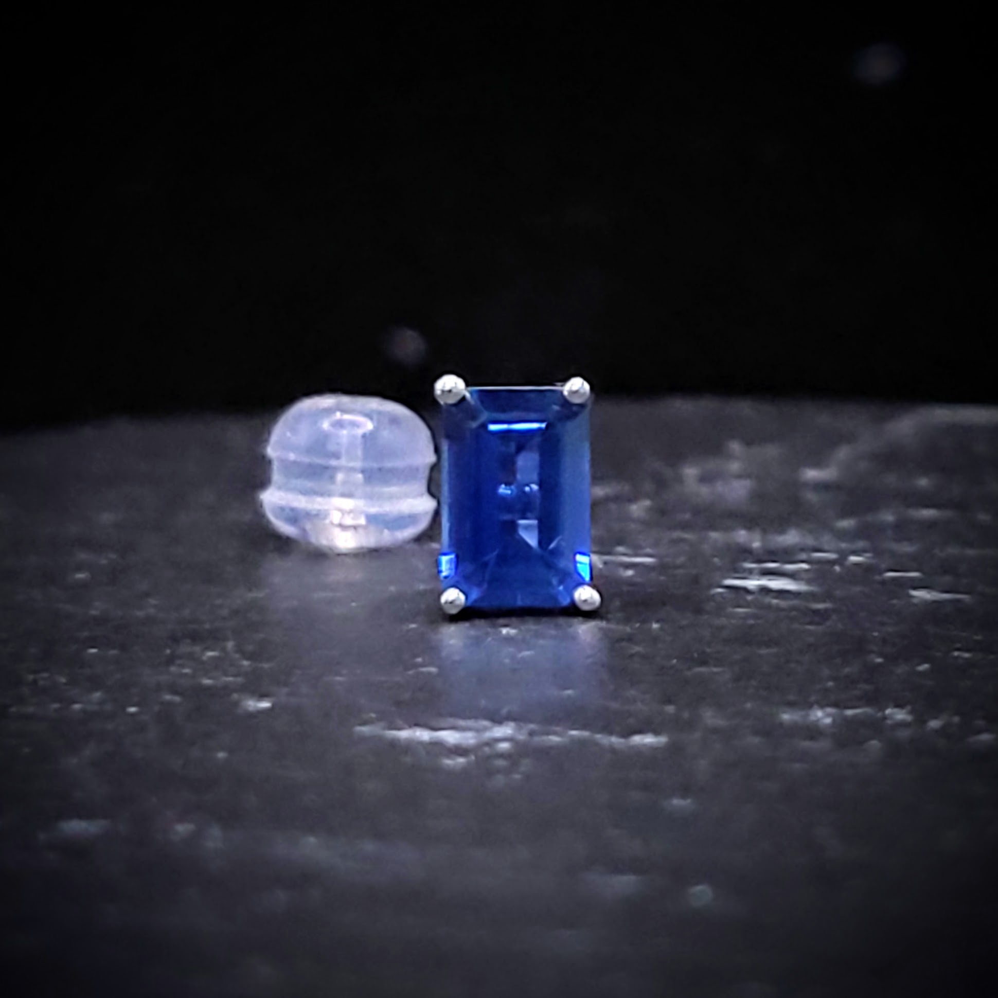 18K White Gold 0.68ct Sapphire Single Earring