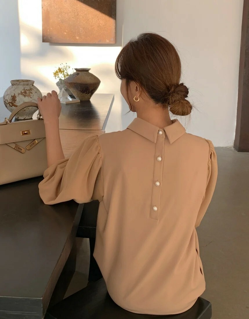 奶茶杏後珍珠排釦澎澎袖翻領長洋裝-F (Elegant & Love)