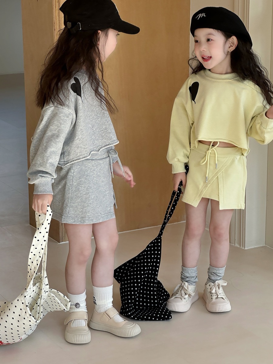 斜邊愛心挖洞短版上衣