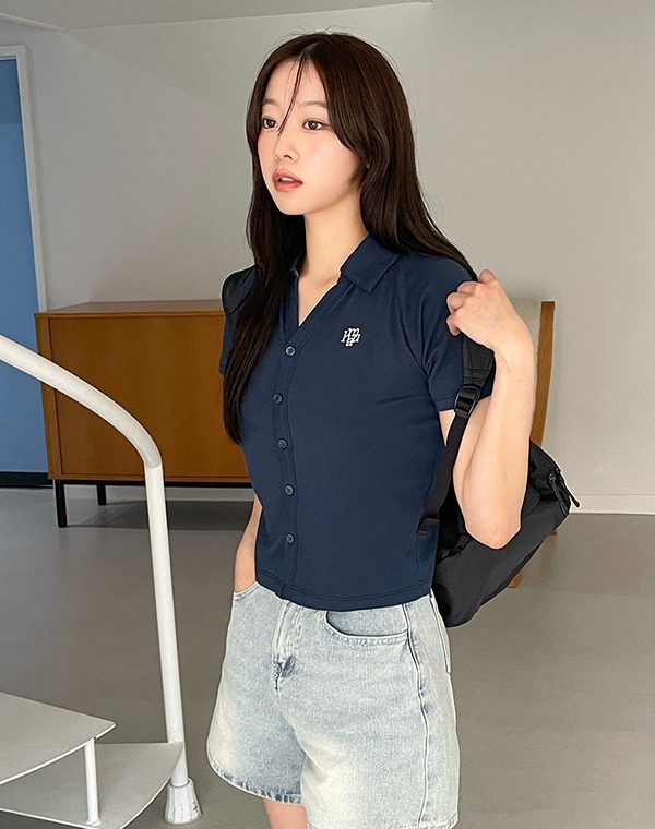 預訂｜MUAHMUAH OPEN COLLAR LOGO HALF CARDIGAN