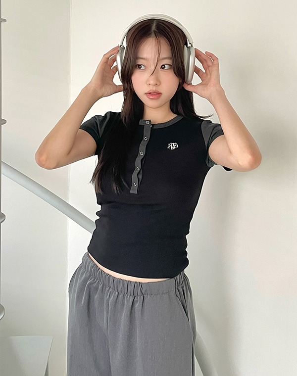 預訂｜MUAHMUAH HALF OPEN LOGO HALF T-SHIRT