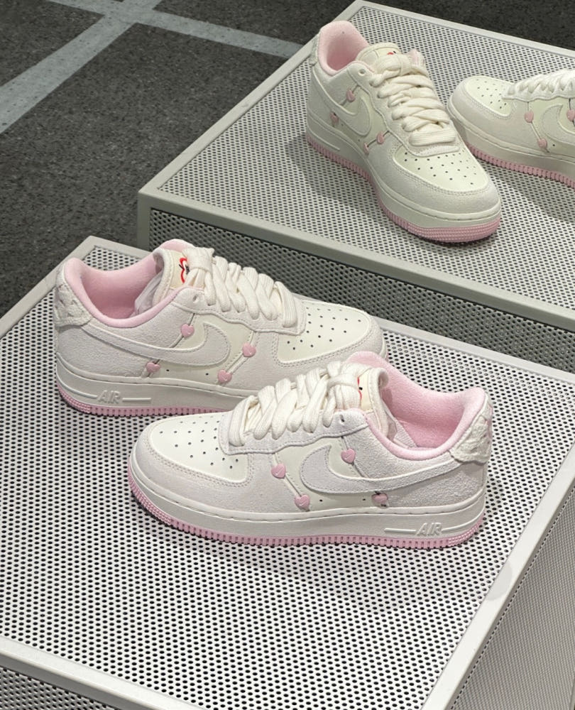 【Luxury】現貨 NIKE AIR FORCE 1'Valentine’s Day 情人節限定 白粉 愛心 麂皮 休閒鞋HV5992-111AF1 25VD