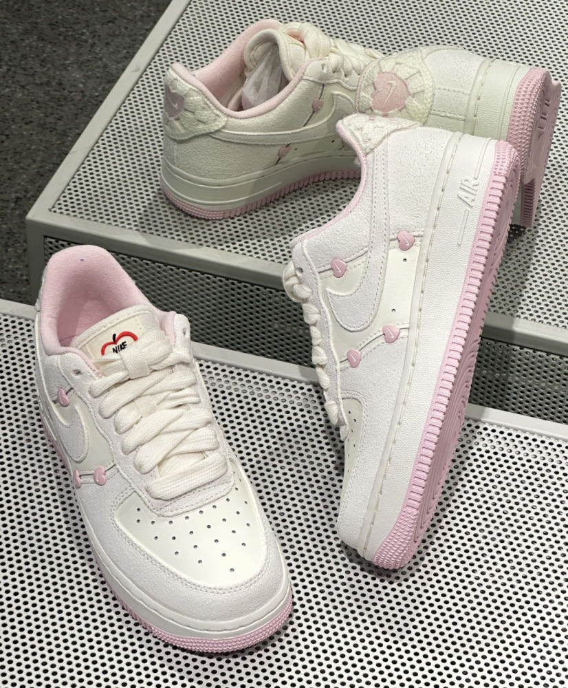 【Luxury】現貨 NIKE AIR FORCE 1'Valentine’s Day 情人節限定 白粉 愛心 麂皮 休閒鞋HV5992-111AF1 25VD