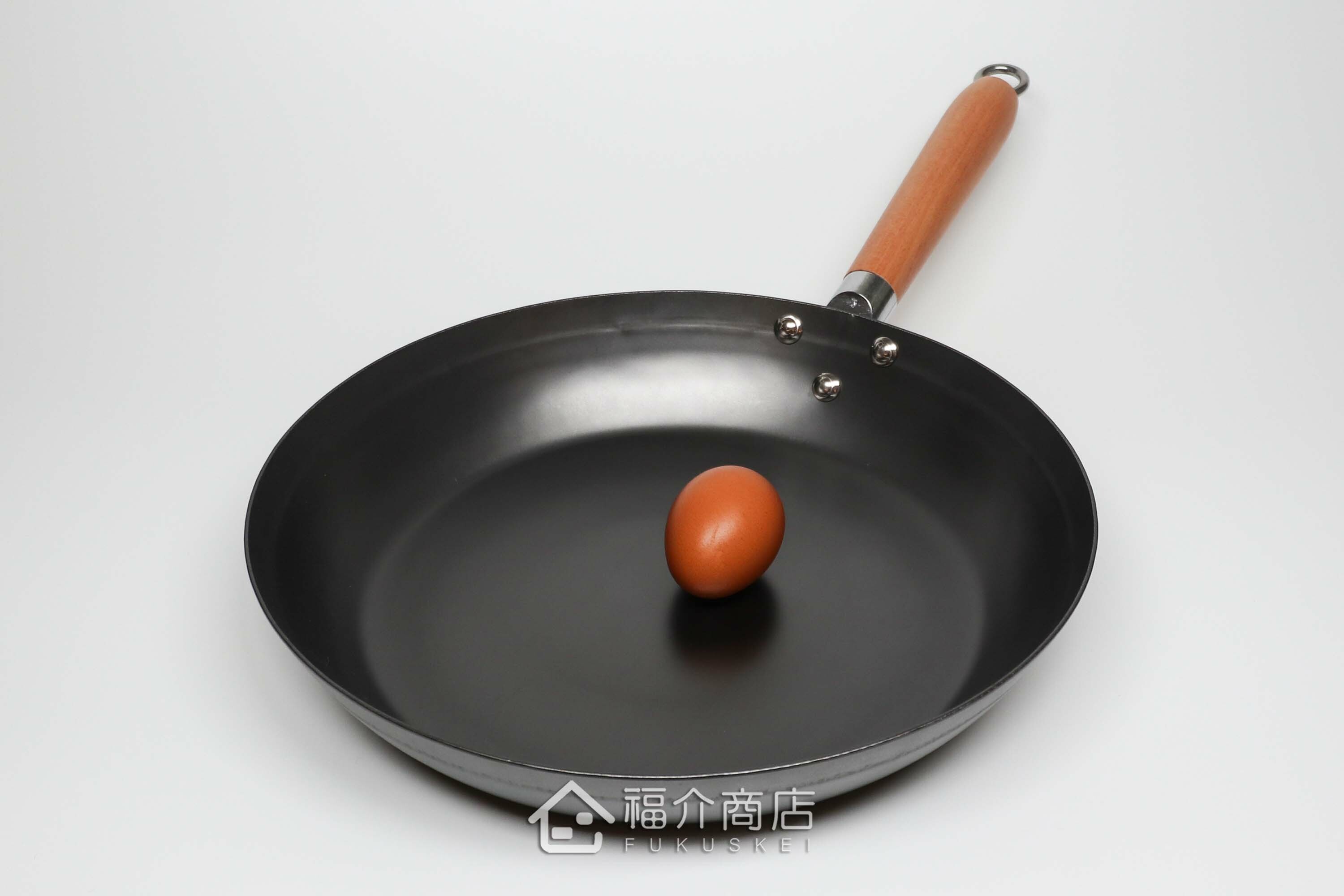 日本鐵製的木柄平底鍋板厚1.6㎜與土雞蛋