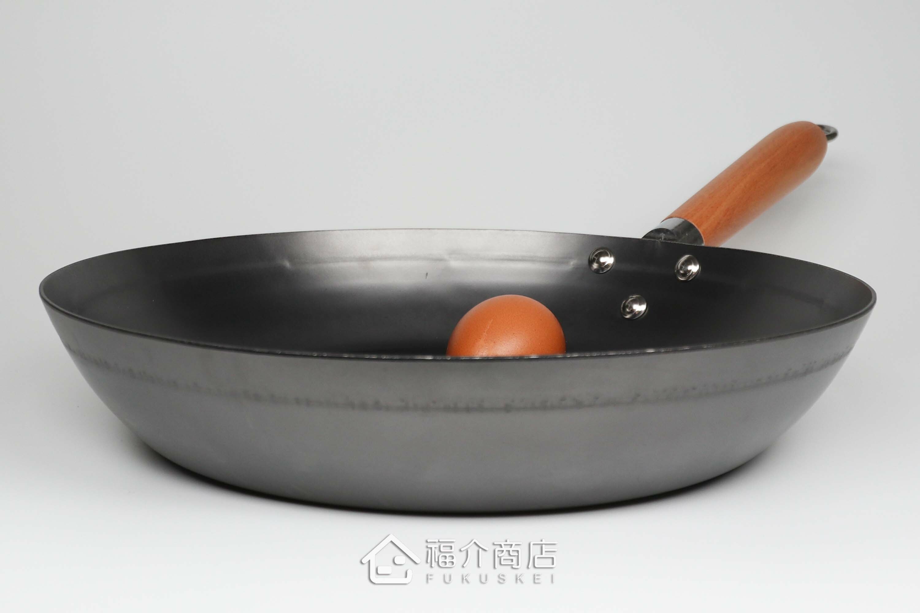 日本鐵製的木柄平底鍋板厚1.6㎜與土雞蛋