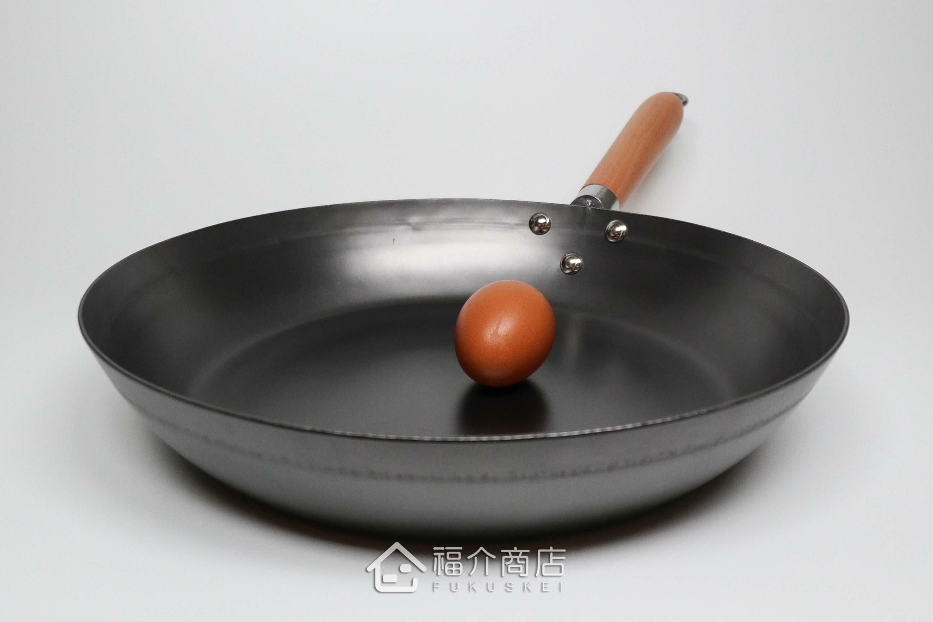 日本鐵製的木柄平底鍋板厚1.6㎜與土雞蛋