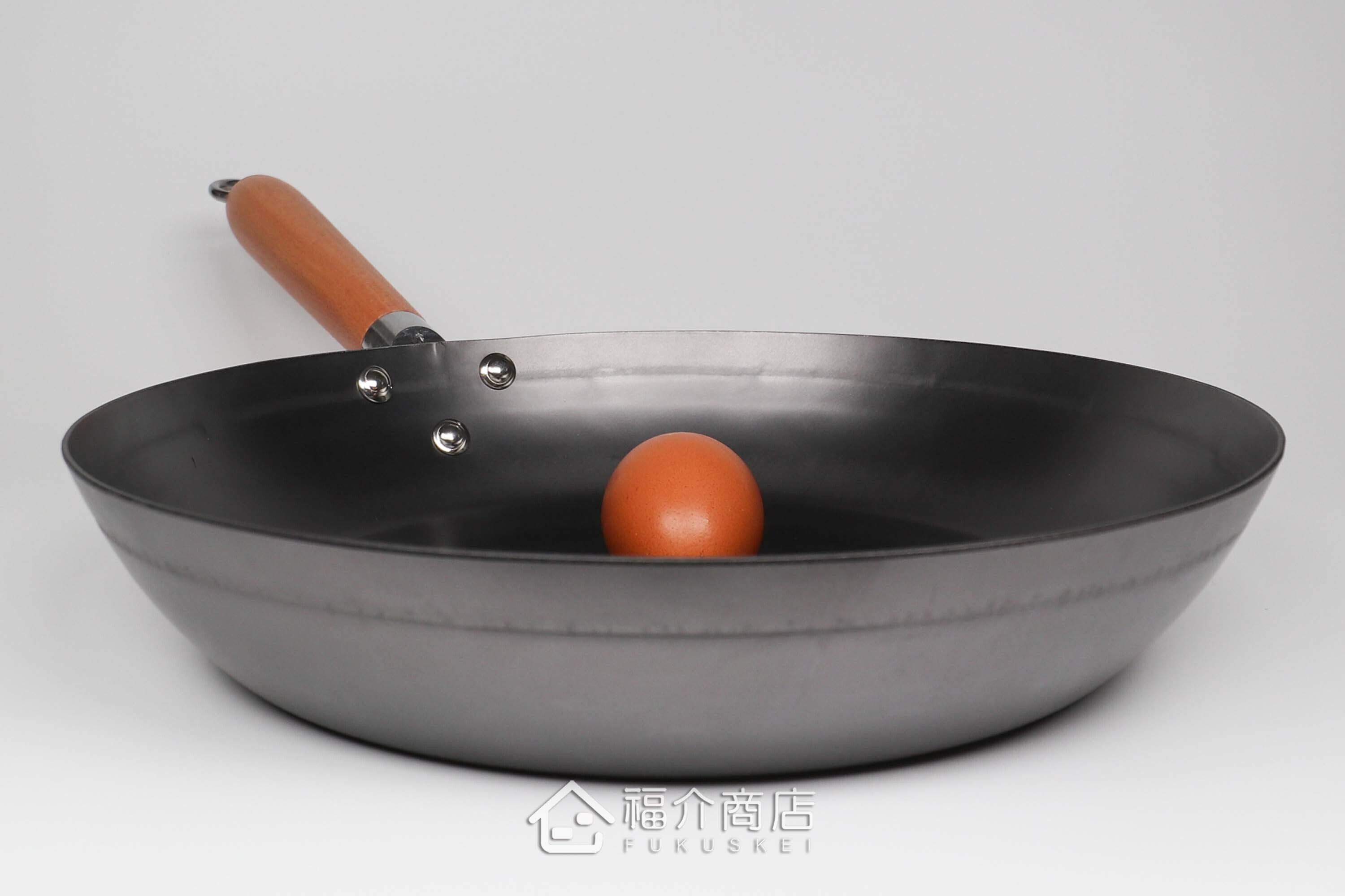 日本鐵製的木柄平底鍋板厚1.6㎜與土雞蛋