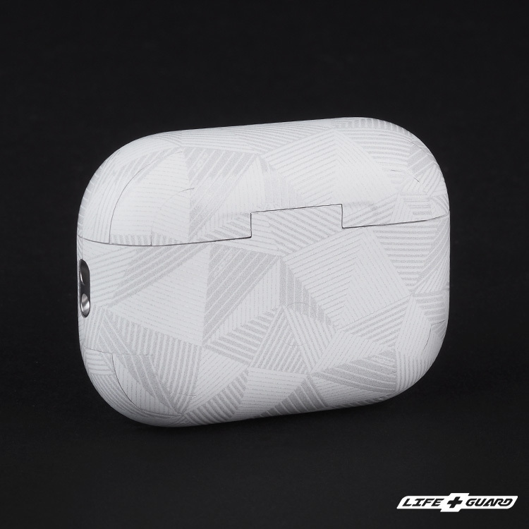 LIFE+GUARD 專用耳機保護殼貼膜安裝背面示意，適用 AirPods