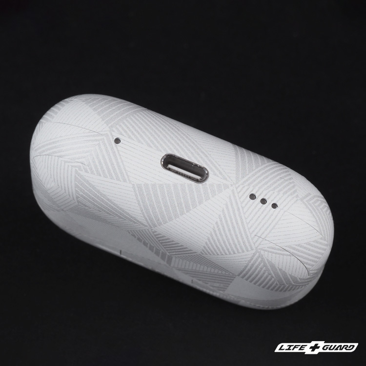 LIFE+GUARD 專用耳機保護殼貼膜底部安裝示意，適用 AirPods