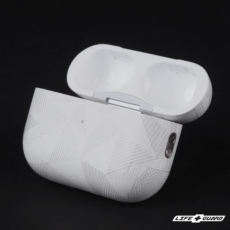 LIFE+GUARD 專用耳機保護殼貼膜安裝示意，適用 AirPods
