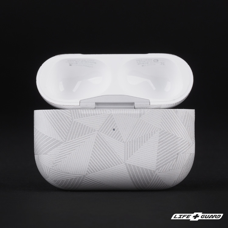 LIFE+GUARD 專用耳機保護殼貼膜安裝正視圖，適用 AirPods