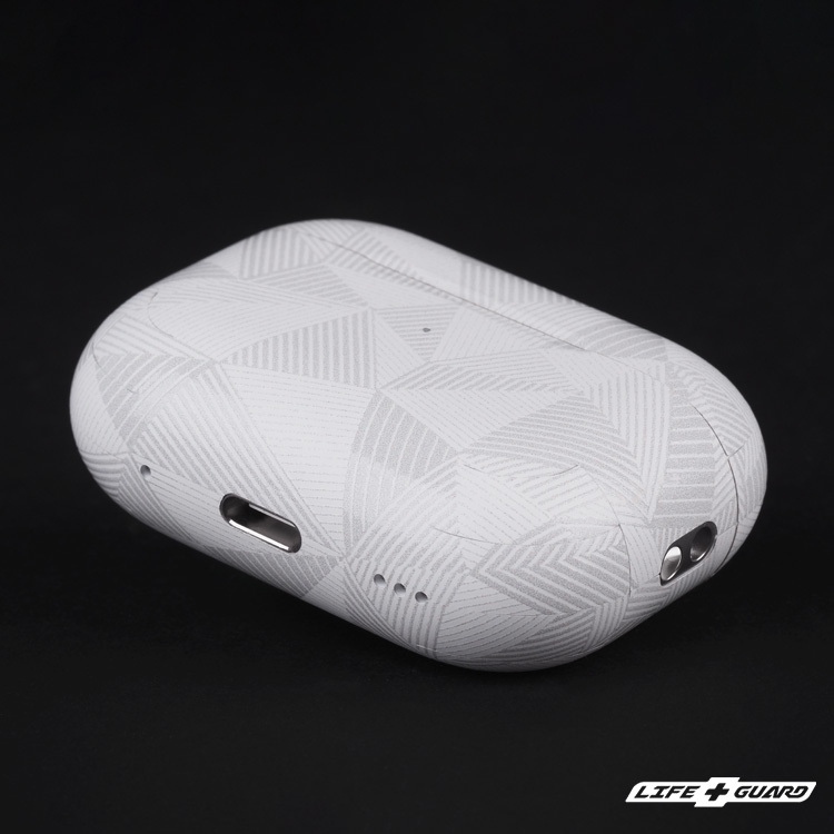LIFE+GUARD 專用耳機保護殼貼膜安裝示意，適用 AirPods