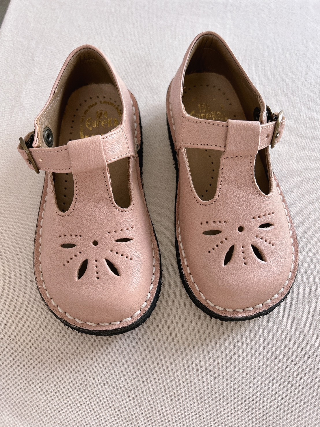 EUREKA 真皮雕花T字皮鞋 (現貨)