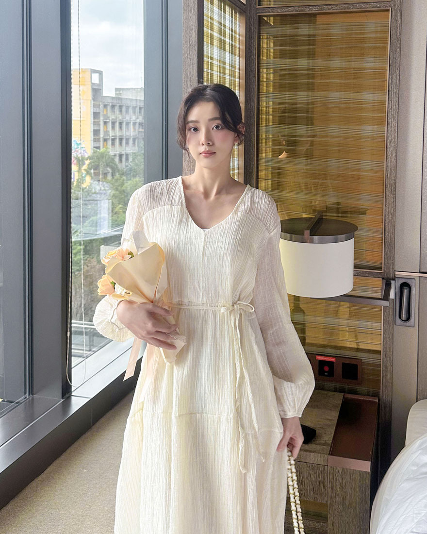 LINA LINA柔美初曦純色細緻紋理洋裝附綁帶-淡雅杏