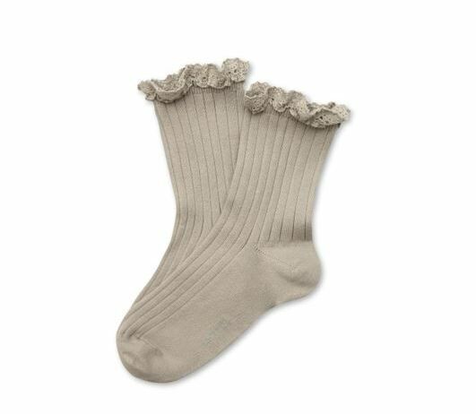 (預購) COLLEGIEN 蕾絲邊羅紋短襪 Lili - 105 Gris Perle 珍珠灰