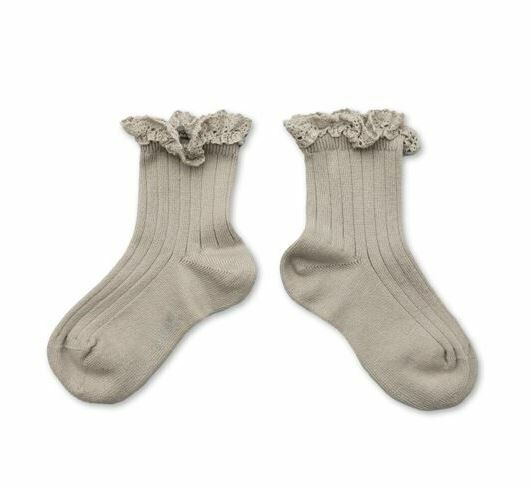 (預購) COLLEGIEN 蕾絲邊羅紋短襪 Lili - 105 Gris Perle 珍珠灰