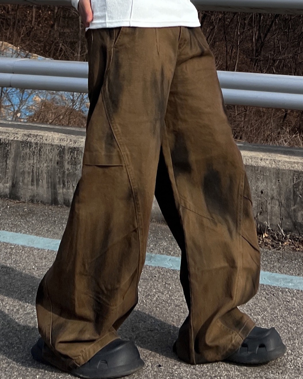 泥點剪裁休閒褲