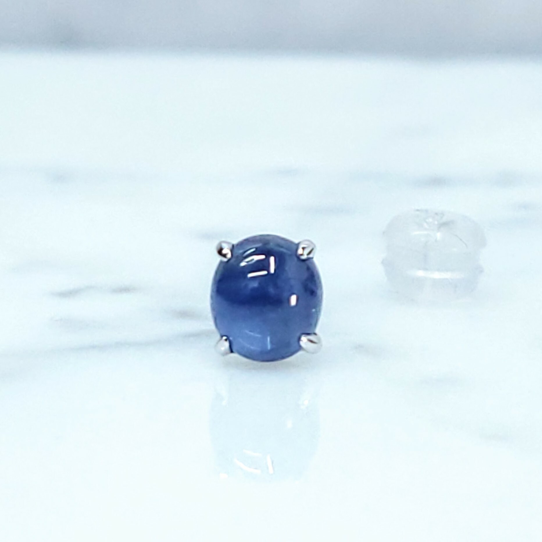 18K White Gold1.05ct Sapphire Single Earring