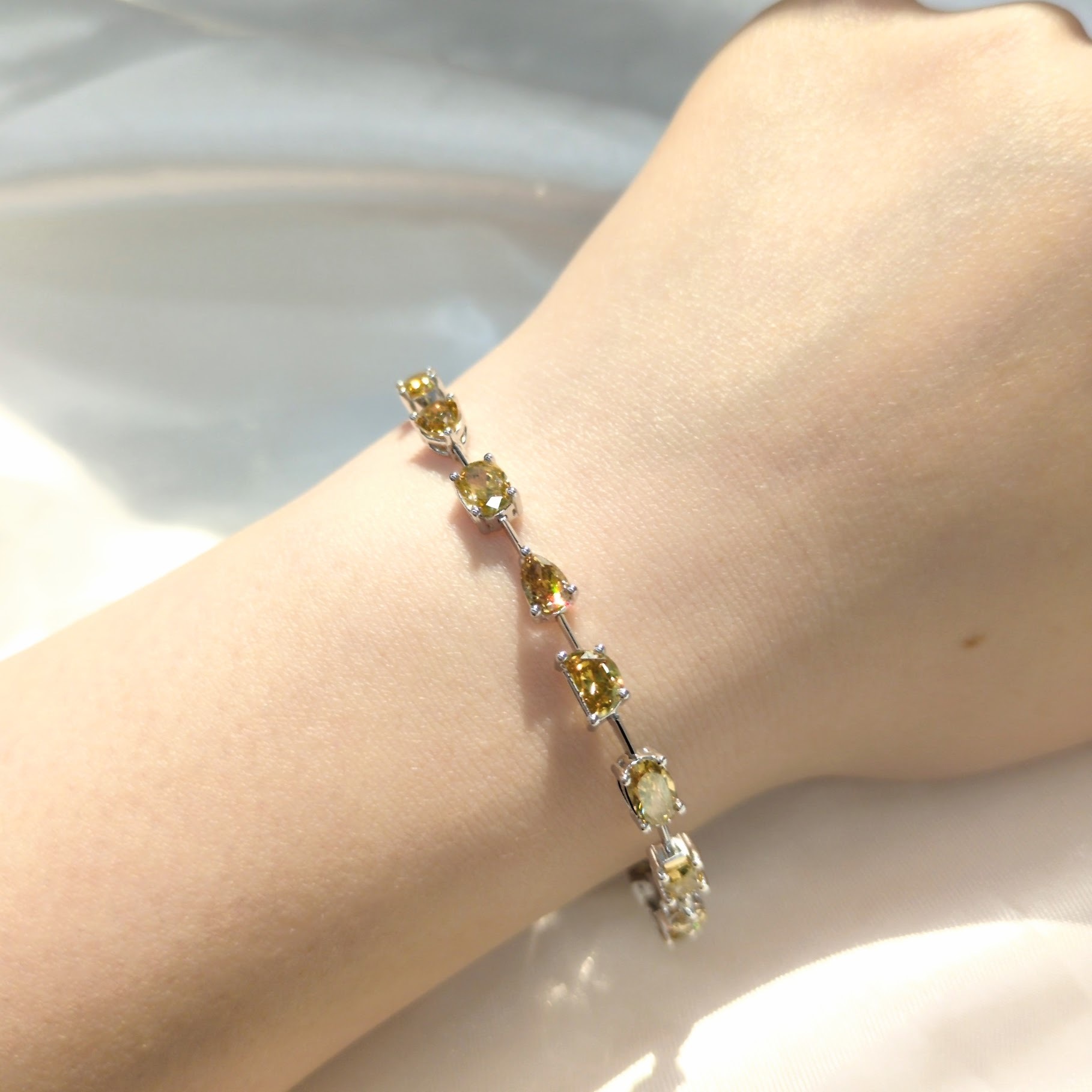 18K white Gold 6.44ct Fancy Colour Diamond Bracelet