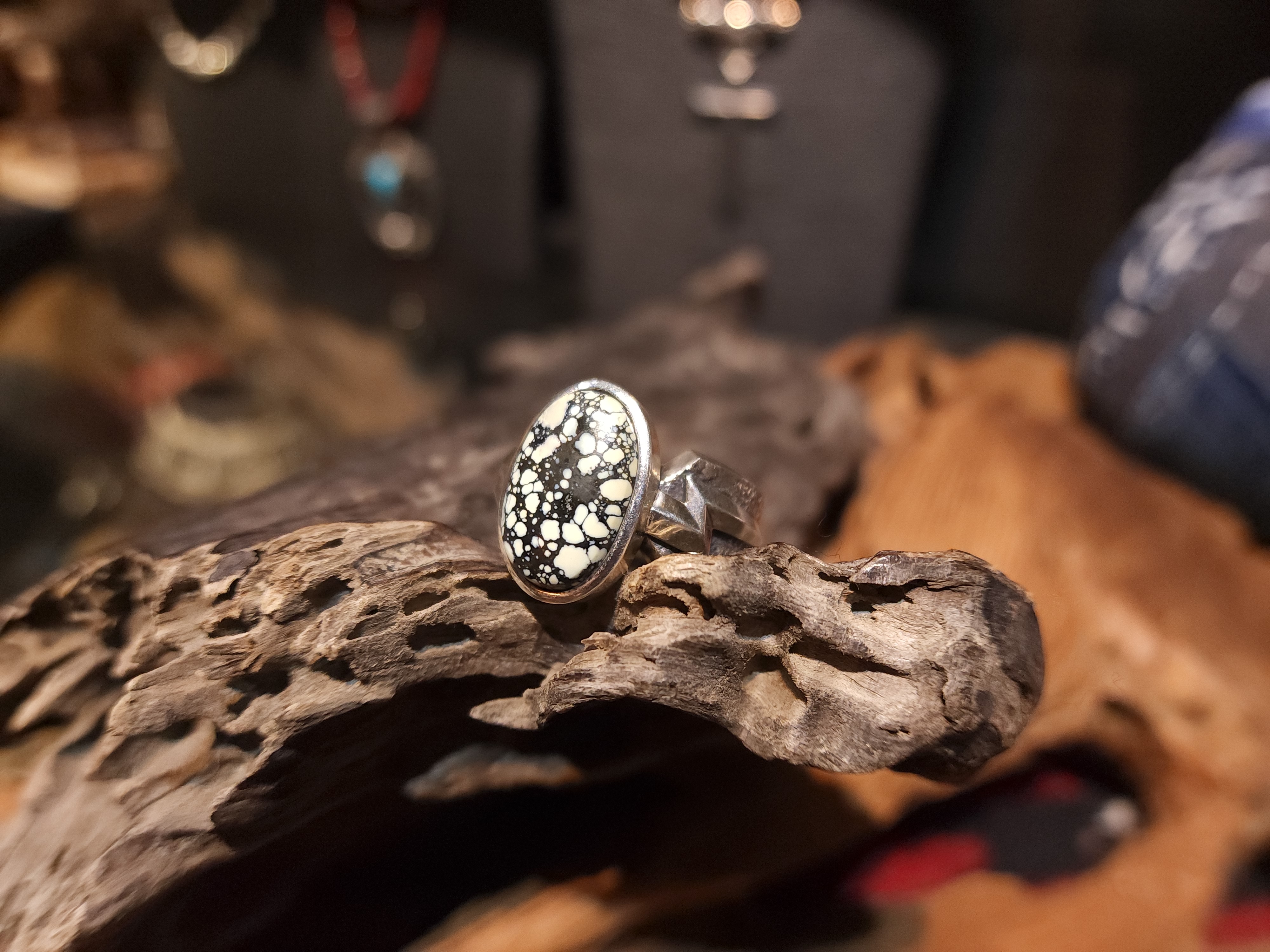 *Black Venom Jewelry- Freedom & Prayer 純銀銳角沙鑄風格閃電戒鑲 Damale磷鋁石。