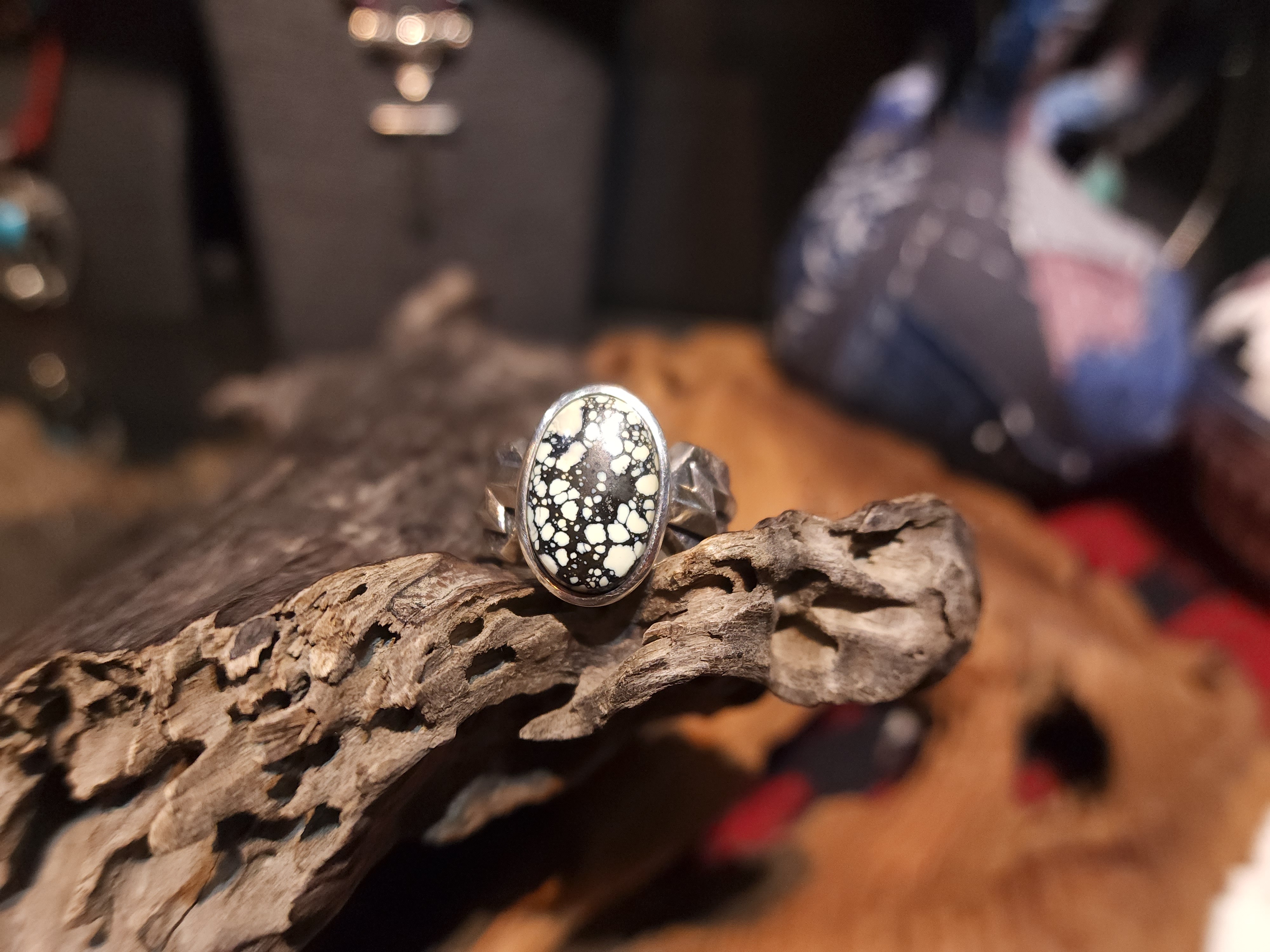 *Black Venom Jewelry- Freedom & Prayer 純銀銳角沙鑄風格閃電戒鑲 Damale磷鋁石。