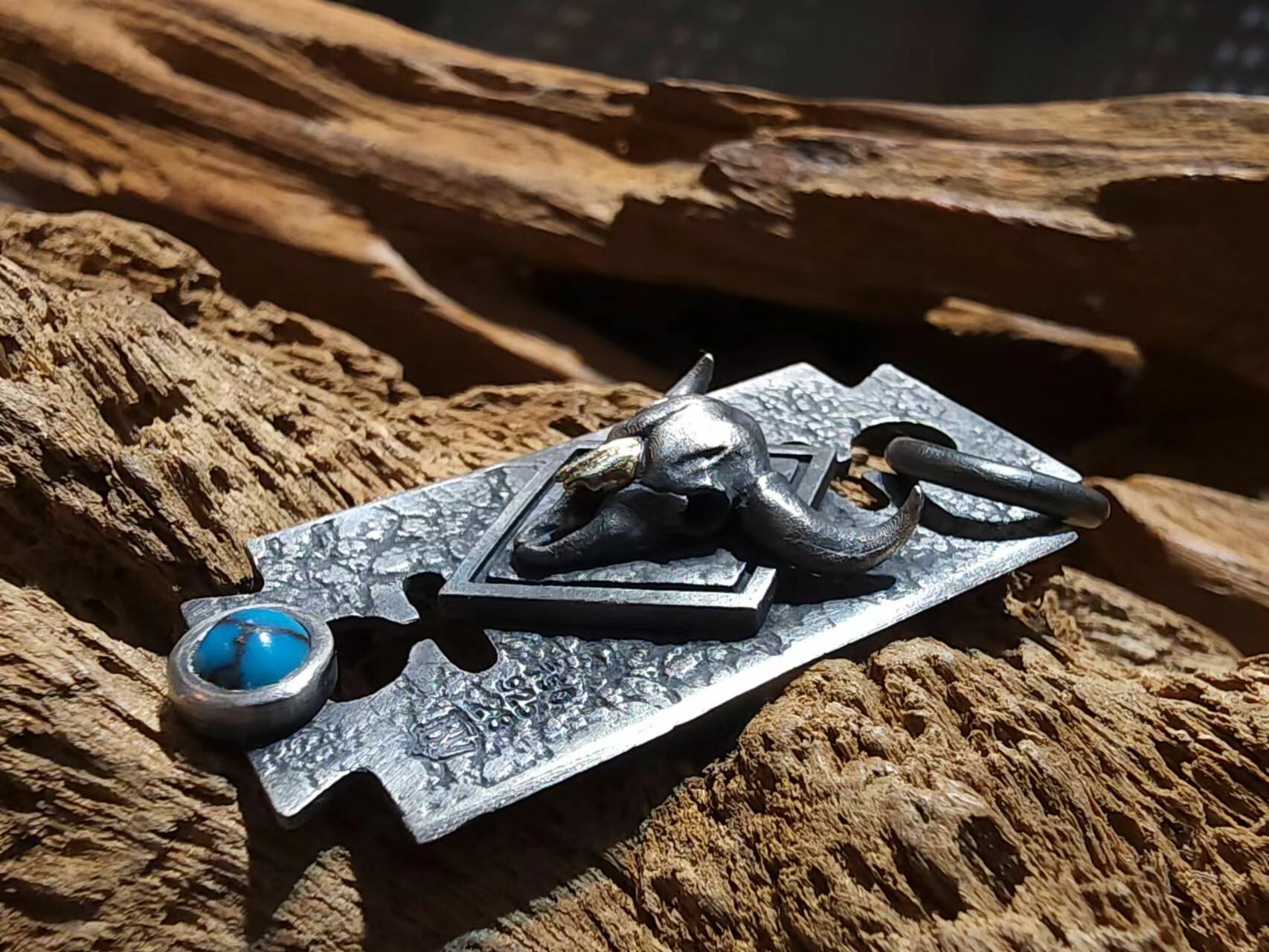 *Black Venom Jewelry- Freedom & Prayer 純銀野牛頭刀片吊墜鑲 Bisbee 松石