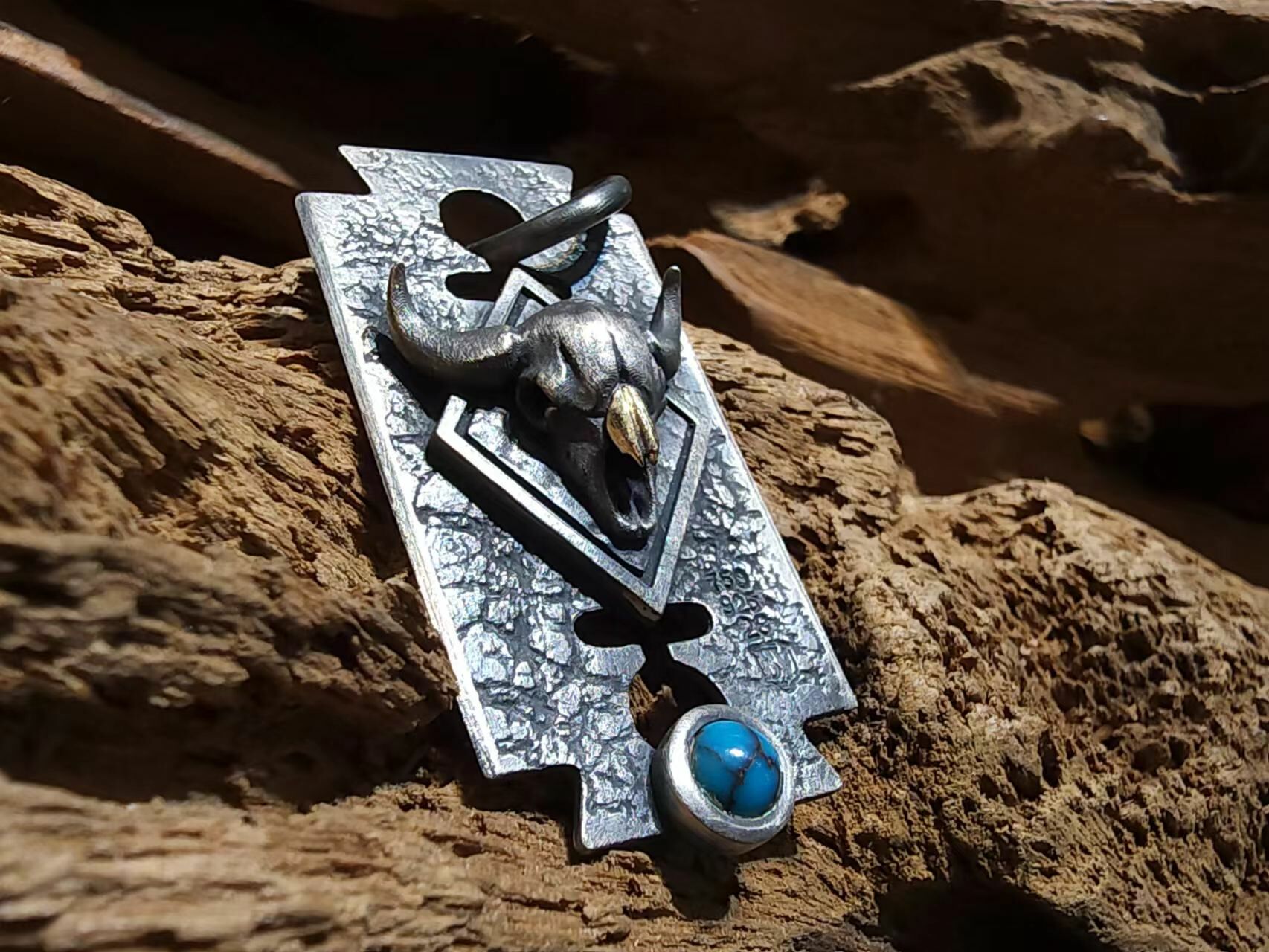 *Black Venom Jewelry- Freedom & Prayer 純銀野牛頭刀片吊墜鑲 Bisbee 松石