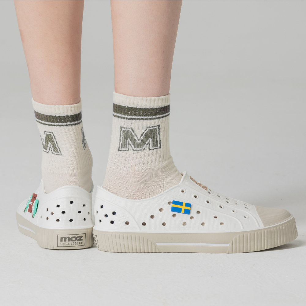 moz瑞典 駝鹿 雙色洞洞餅乾水鞋 (奶蓋牛奶燕麥) 全球首創 舒適厚底 防潑水-附鞋扣