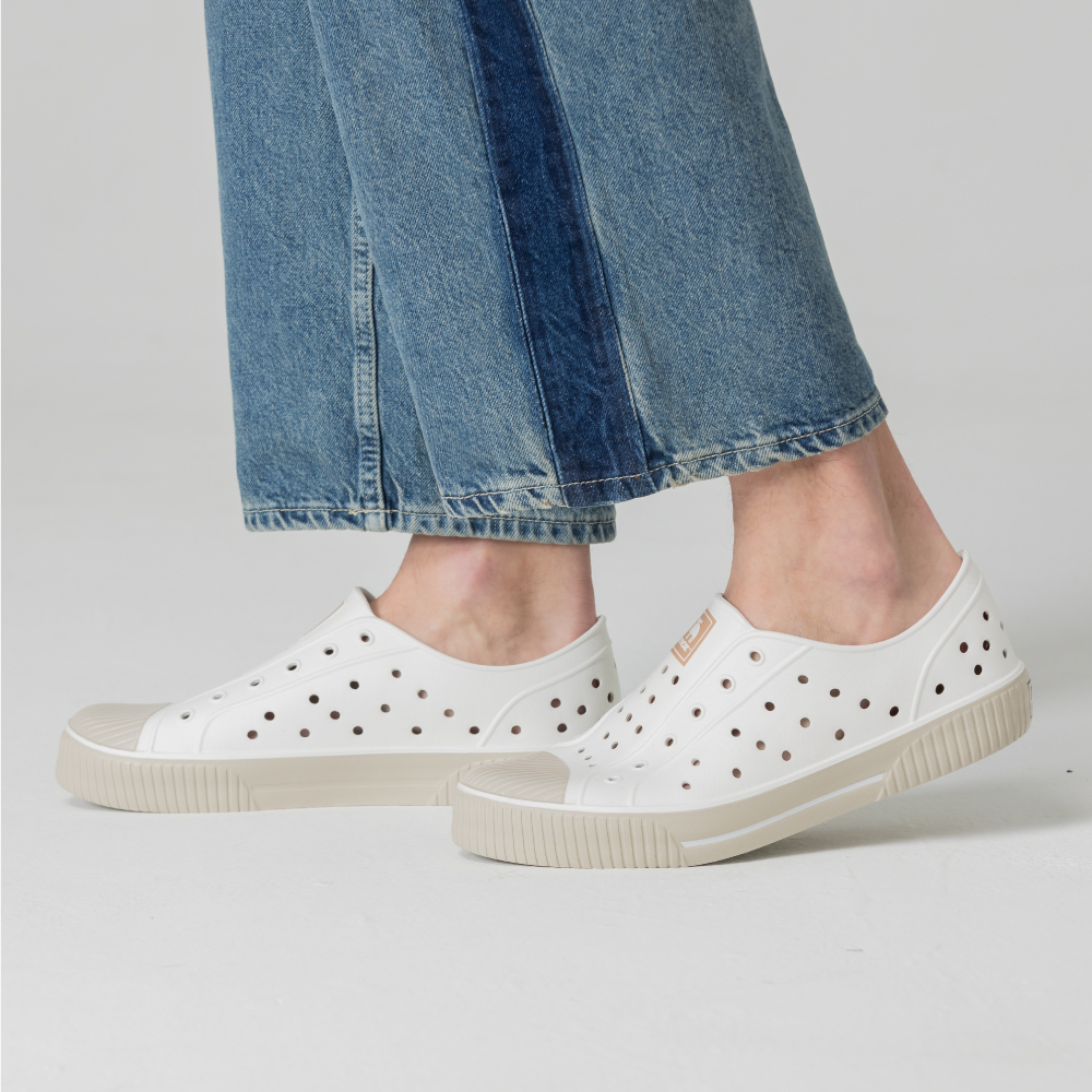 moz瑞典 駝鹿 雙色洞洞餅乾水鞋 (奶蓋牛奶燕麥) 全球首創 舒適厚底 防潑水-附鞋扣