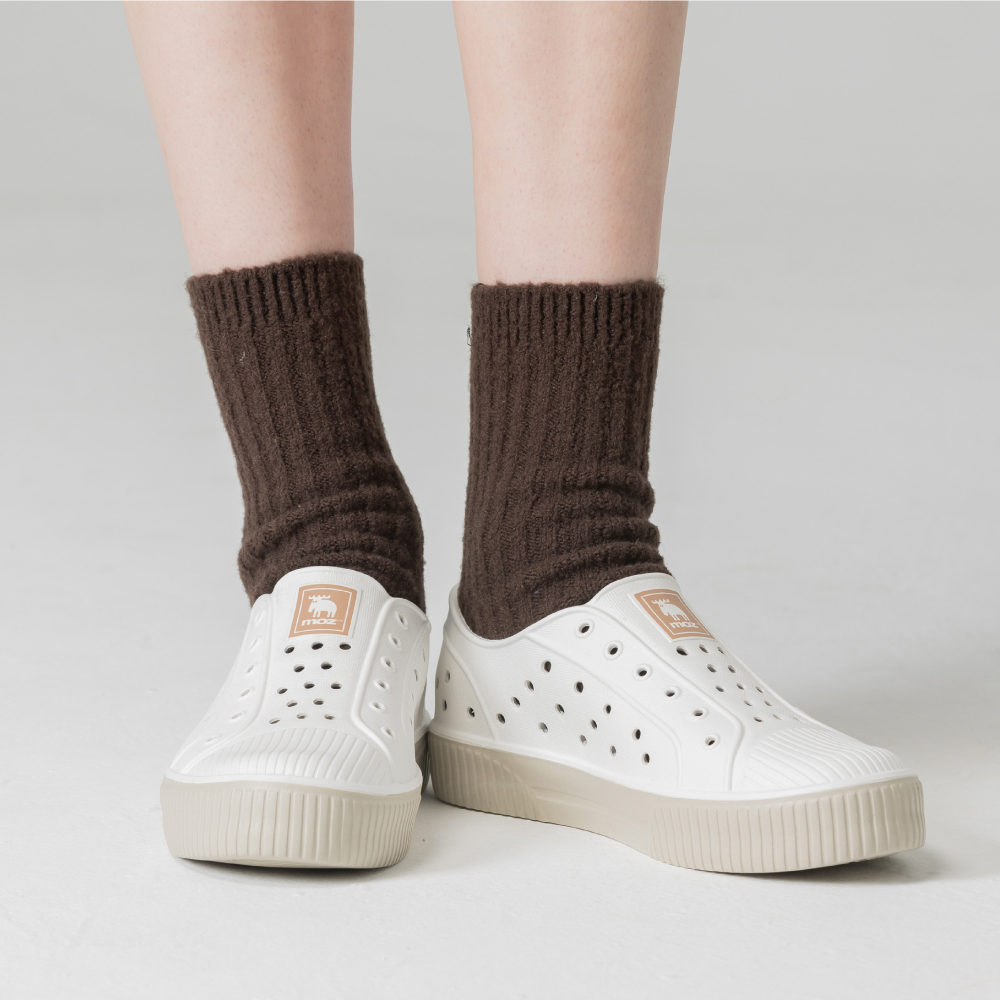 moz瑞典 駝鹿 雙色洞洞餅乾水鞋 (牛奶燕麥) 全球首創 舒適厚底 防潑水-附鞋扣