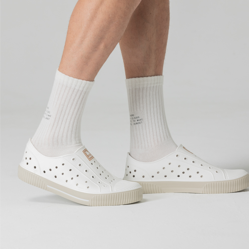 moz瑞典 駝鹿 雙色洞洞餅乾水鞋 (牛奶燕麥) 全球首創 舒適厚底 防潑水-附鞋扣