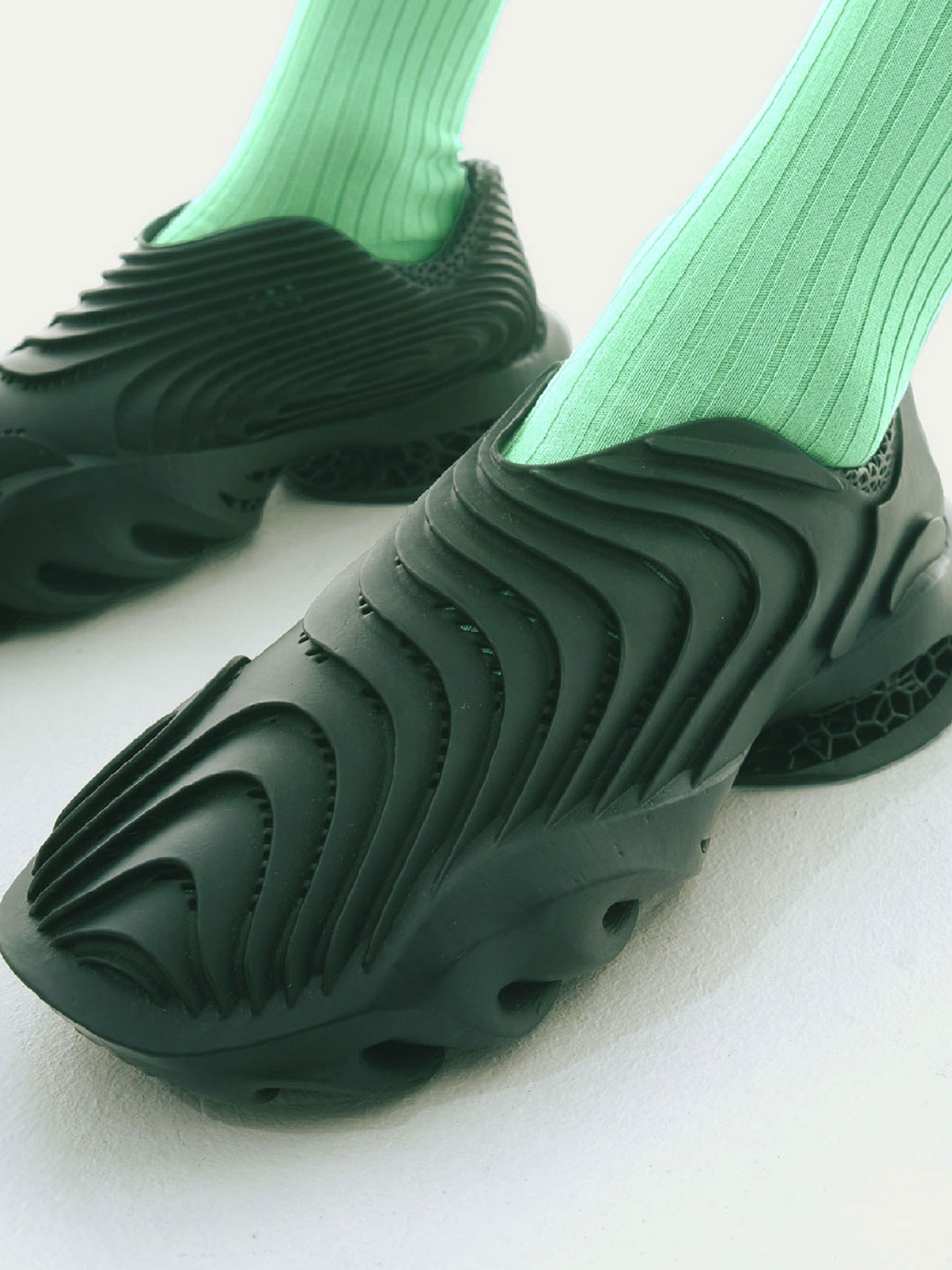 革新的なデザインと機能性☆ ALIVEFORM STRATUM FANG CHARCOAL ALIVEFORM STRATUM FANG CHARCOAL|ARKIVE STUDIO